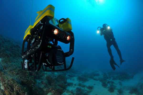 طراحی و توسعه یک زیر دریایی رباتیک برای کمک به غواصی انفرادی!